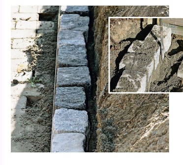 Flott hagemur i gatestein: Gatesteinene er en del ulike i størrelse. Flott hagemur i gatestein: Gatesteinene er en del ulike i størrelse.